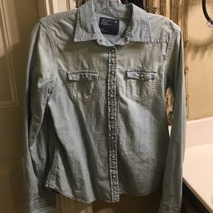 AmericanEagleOutfitters LightWash Denim Buttondown