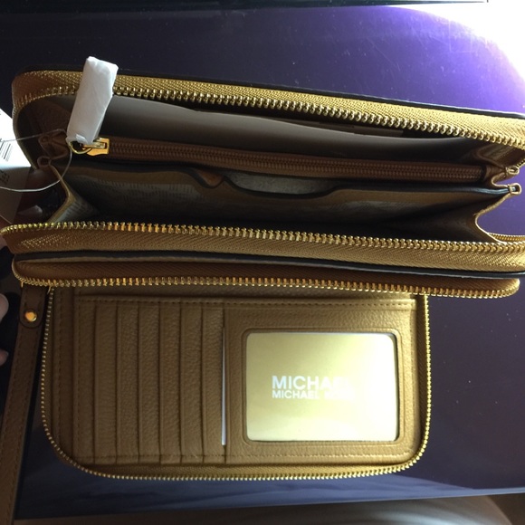 Michael Kors Acorn Wristlet LG with phone case - Picture 2 of 4