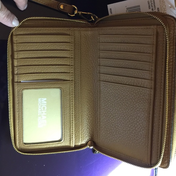 Michael Kors Acorn Wristlet LG with phone case - Picture 3 of 4