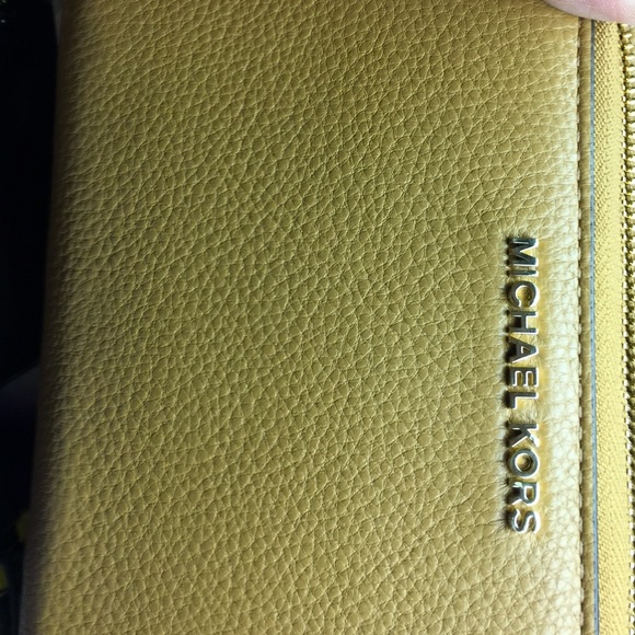 Michael Kors Acorn Wristlet LG with phone case - Picture 4 of 4