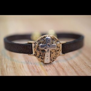 BROWN LEATHER BRACELET WITH SILVER/GOLD CROSS❤