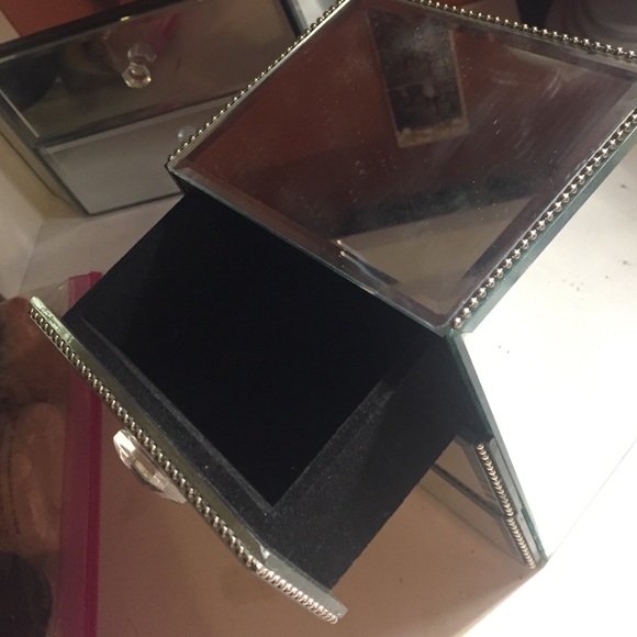 Small three compartment jewelry organizer - Picture 3 of 3