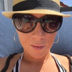 Meet your Posher, Carrie