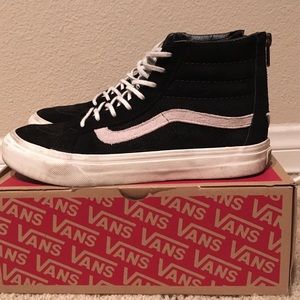 High top black/ white vans w zippers Sizes:M6 W7.5