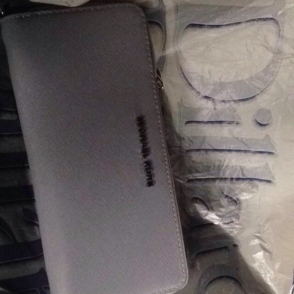 Micheal kors jet set wallet