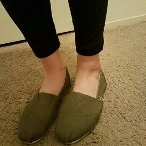 Toms Classic Canvas Slip on shoes