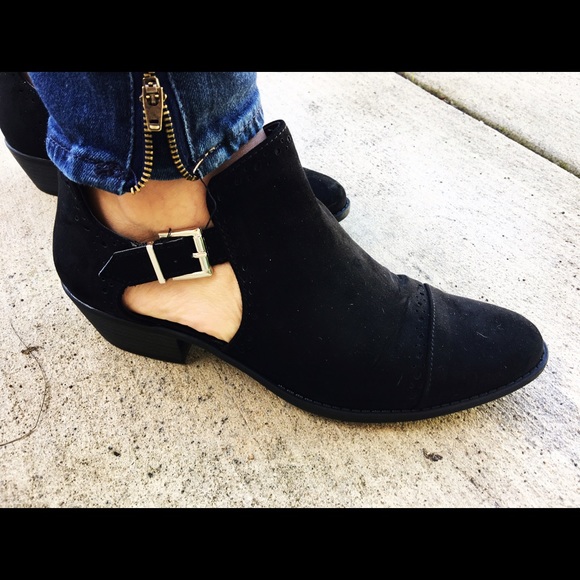 Last one! šFlat Black ankle booties. - Picture 4 of 4