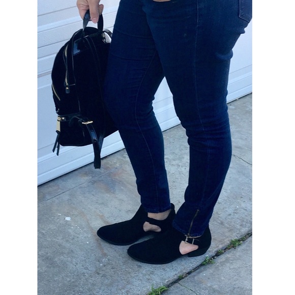 Last one! šFlat Black ankle booties. - Picture 3 of 4