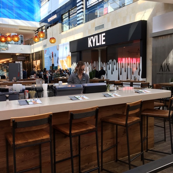 KYLIE STORE TRIP!!