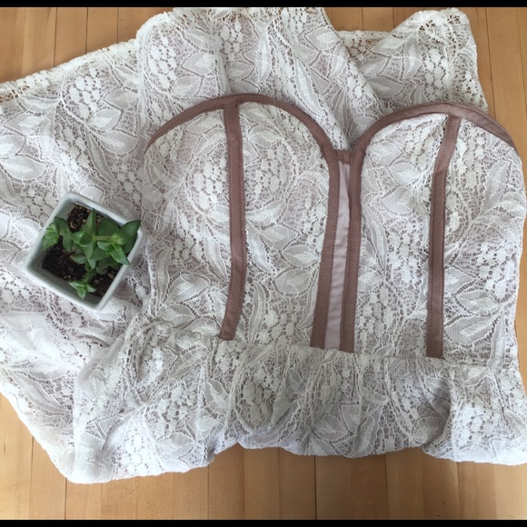 Pins and needles lace corset dress - Picture 2 of 4