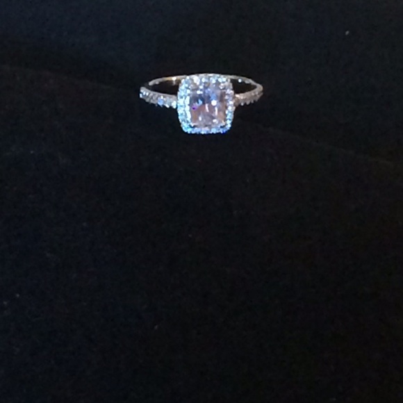 HOLIDAY SALE❗️Elegant Woman's White Sapphire Ring - Picture 3 of 4