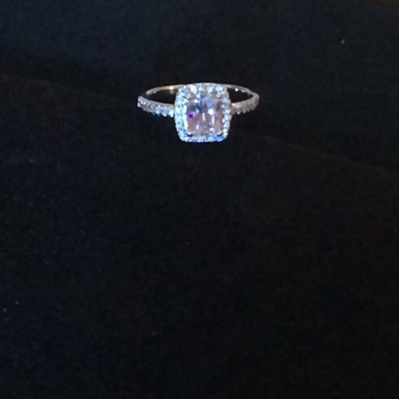 HOLIDAY SALE❗️Elegant Woman's White Sapphire Ring - Picture 4 of 4