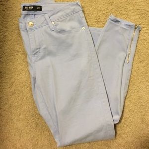Light blue sikinny jeans with zipped ankles.