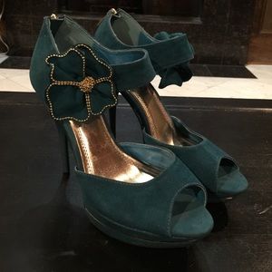 Dollhouse green velvet heels w/flower detail
