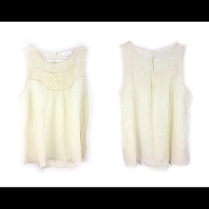 New short-sleeved blouse with a lace pattern.