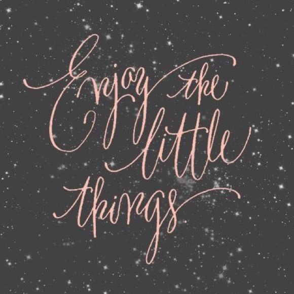 Bonjour et bienvenue! Welcome to my closet! 👋🏼 - Picture 3 of 6