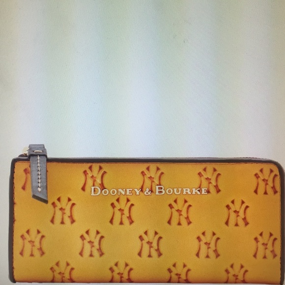 Dooney and Bourke MLB Yankees Clutch - Picture 1 of 3