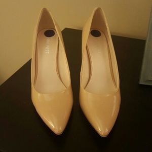 Nude Nine West pumps