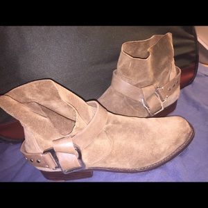 Woman's suede cream boots
