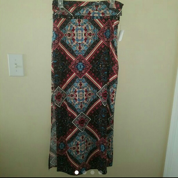 New Slit Maxi Skirt with shorts (M) - Picture 1 of 4