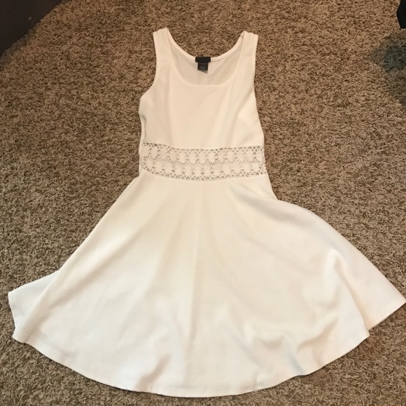 White sundress with see through flowery waist ☀️