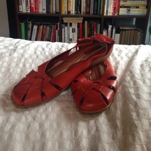 Born Coral red leather flats / sandals