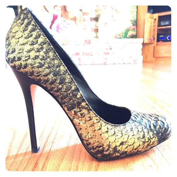 Dolce Vita Gold Scaled Leather Heels - Picture 1 of 4
