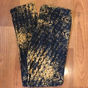 Lularoe OS black & gold patterned leggings