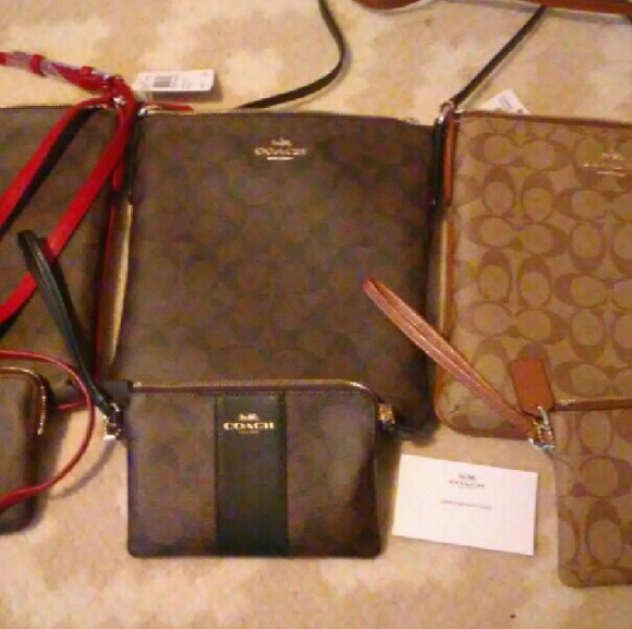 Coach authentic cross body with matching writslist - Picture 1 of 1