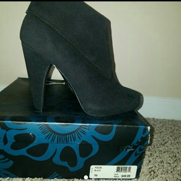 Black Booties (BUNDLE TO SAVE ON SHIPPING) - Picture 1 of 2
