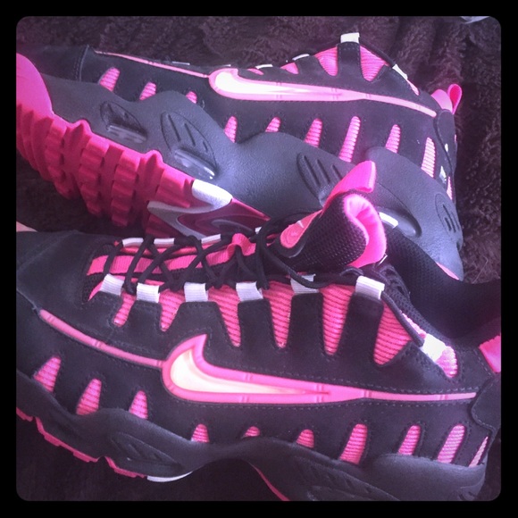 Youth size 7 Nike shoes pink