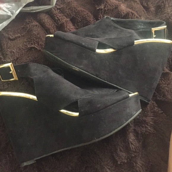 Women's size 8 black wedges Nicole miller
