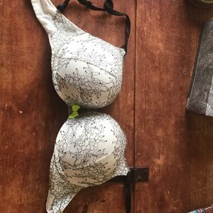 34d Victoria secret vs bombshell bra
