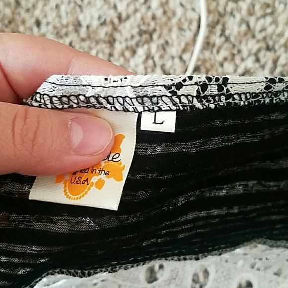 New Crotchet Detailing Halter Crop Top - Picture 3 of 3