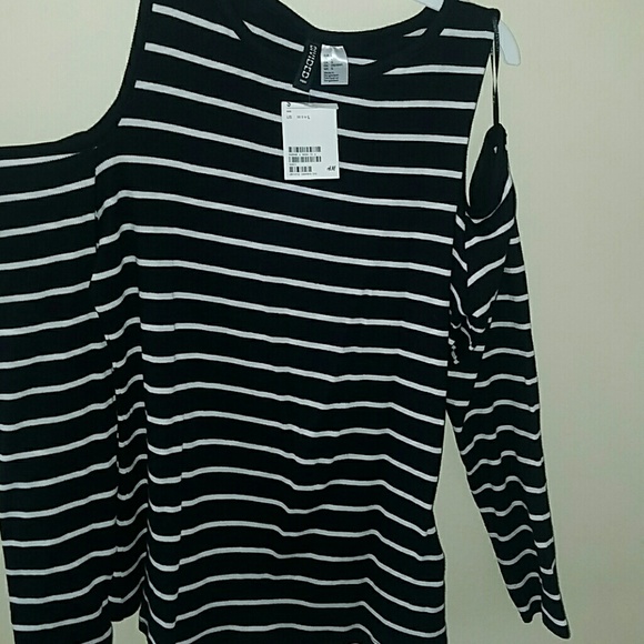 NWT Cold Shoulder Top (bundle to save shipping) - Picture 1 of 2