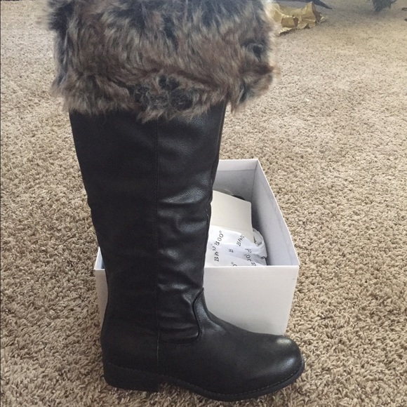 Black boots with faux fur