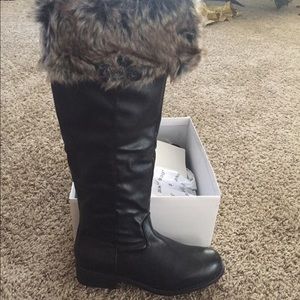 Black boots with faux fur