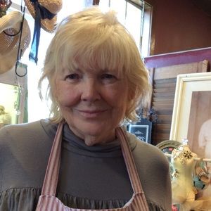 Meet your Posher, Lois