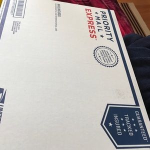 Reserved for FrankIe Beautiful cardboard box!💚🖤