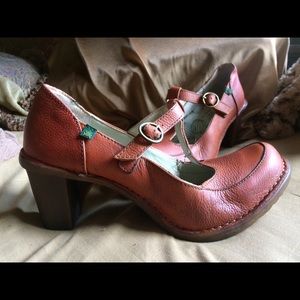 El Naturalista Comfort T Strap Mary Jane Heels