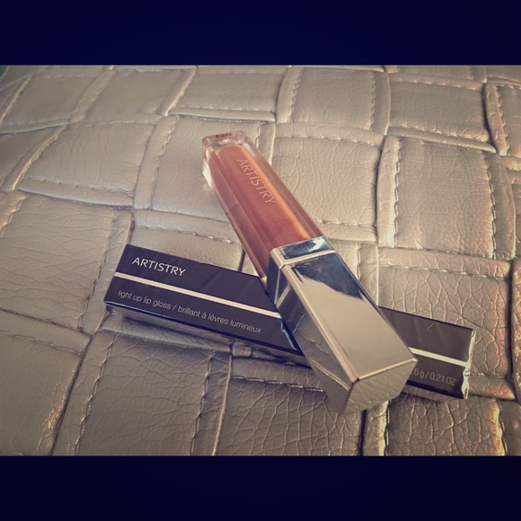 Artistry Light Up Lip Gloss - Champagne