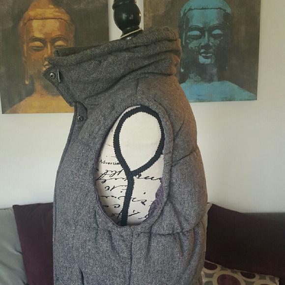 🚫SOLD ON M E R C A R I 🚫B/W Puffy Vest - Picture 2 of 4