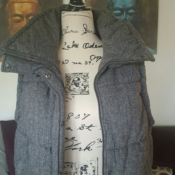 🚫SOLD ON M E R C A R I 🚫B/W Puffy Vest - Picture 3 of 4