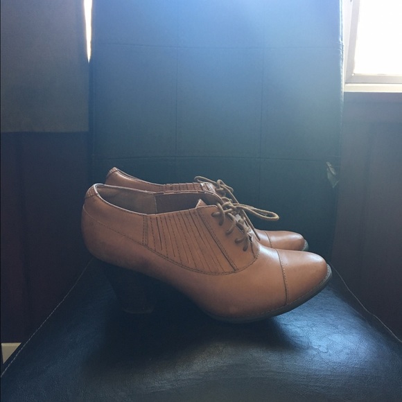 Clarks indigo oxford style pumps.