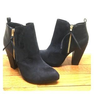 Black heel zip up ankle booties