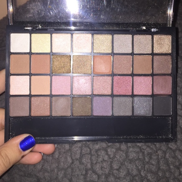 32 eye shadow pallet by Simple Pleasures