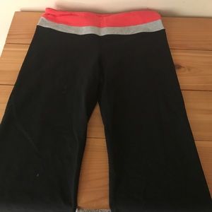 black cropped lulu lemon pants