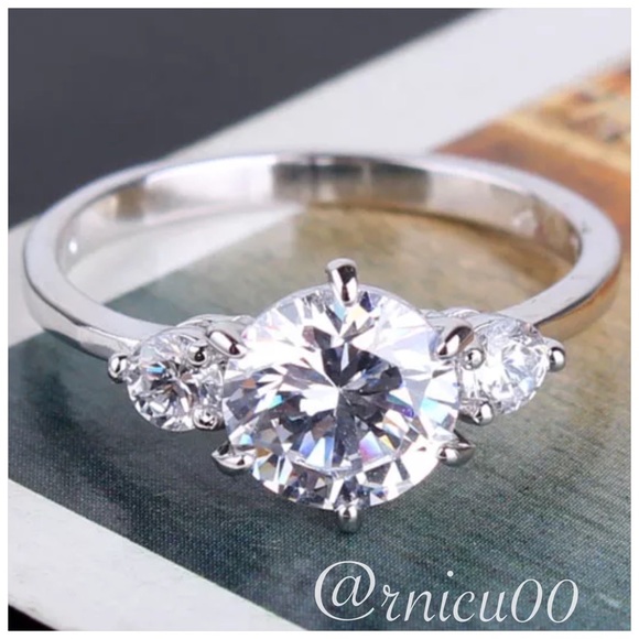 ✴️Last 1!✴️18K White Gold Swarovski Crystal Ring! - Picture 4 of 8