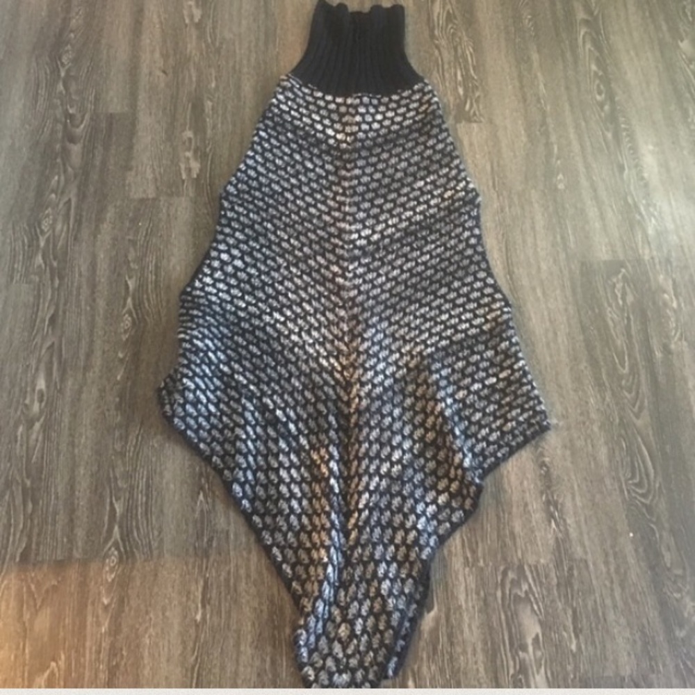 Make an offer !🎉HP🎉 BCBG ankle length poncho