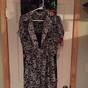 Cute elastic waist button up dress.